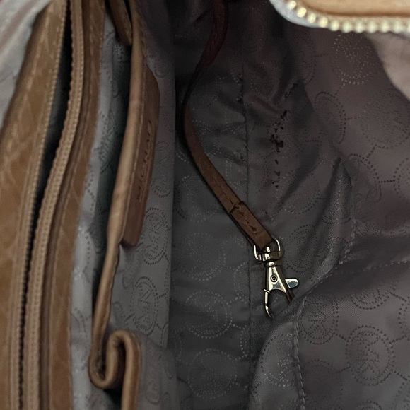 Mickael Kors crossbody tan leather and gold bag - Picture 6 of 16